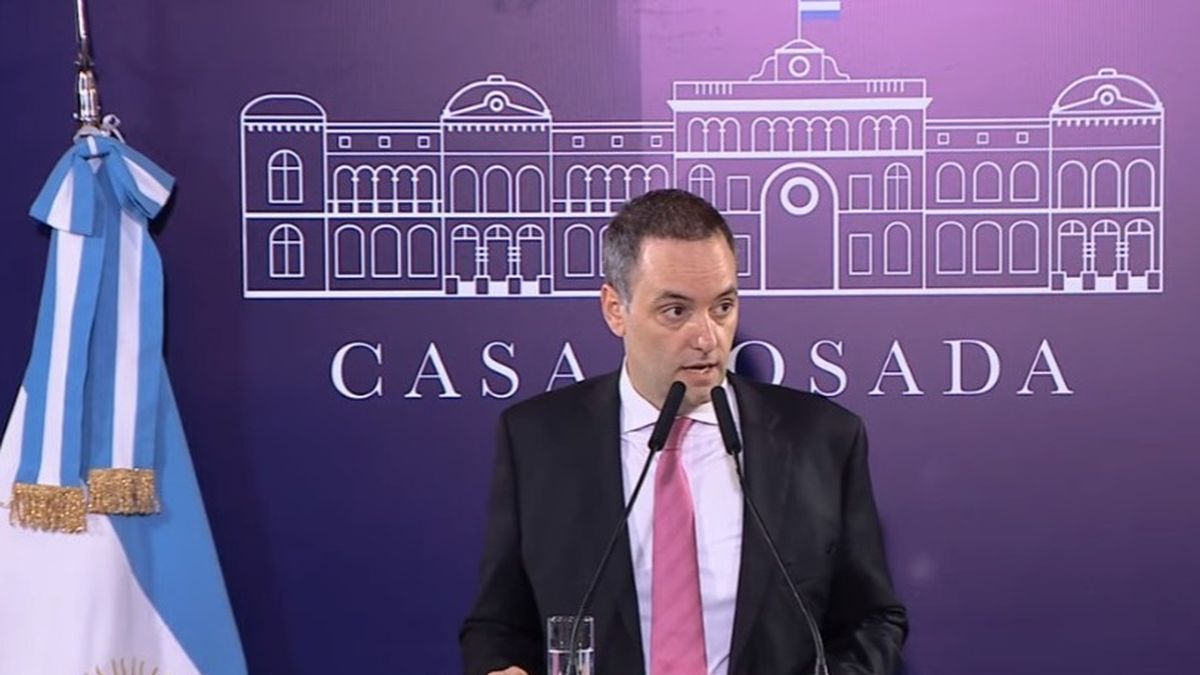 Nueva conferencia de prensa del portavoz presidencial Manuel Adorni (Foto: captura de YouTube Casa Rosada).