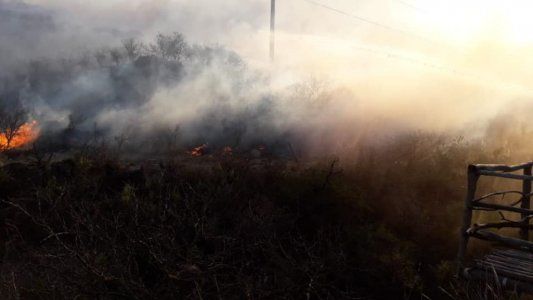 Incendios forestales en San Luis: 7 dotaciones de bomberos combaten los fuegos en las sierras