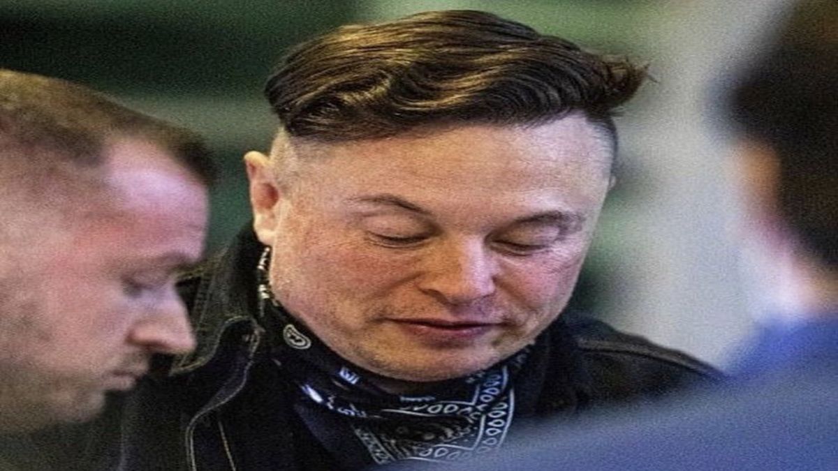 Elon Musk y su nuevo corte de pelo.
