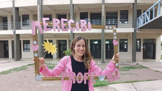 Perdió a sus padres y a su hijo en plena pandemia, pero logró salir adelante y se recibió de profesora