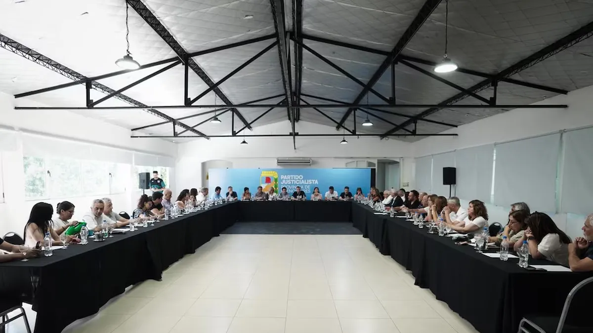 En el encuentro del peronismo bonaerense se acordó realizar elecciones el 15 de marzo. Fecha que puede diluirse si antes hay un acuerdo interno En el encuentro del peronismo bonaerense se acordó realizar elecciones el 15 de marzo. Fecha que puede diluirse si antes hay un acuerdo interno