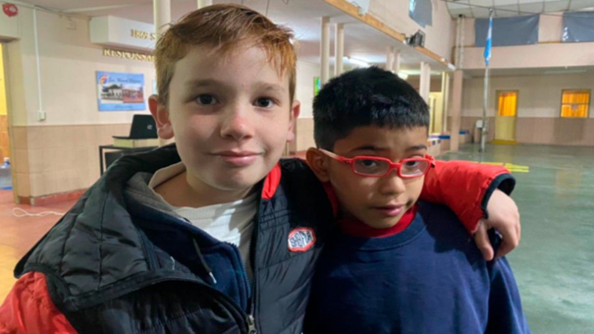 Joaquín donó sus ahorros y organizó una campaña para cumplir el objetivo de que su compañero pueda tener unos anteojos nuevos. (Foto: El Doce TV)&nbsp;