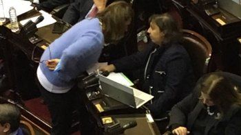 En paralelo al debate, siguen las charlas entre diputados para convencer indecisos