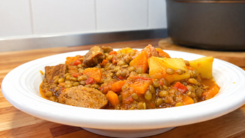 Guiso de lentejas: un plato clásico, rendidor y lleno de sabor que gana protagonismo cuando bajan las temperaturas. Guiso de lentejas: un plato clásico, rendidor y lleno de sabor que gana protagonismo cuando bajan las temperaturas.