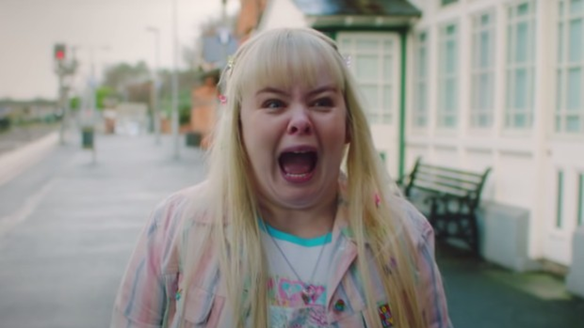 Nicola Couglan en el drama adolescente de Netflix.