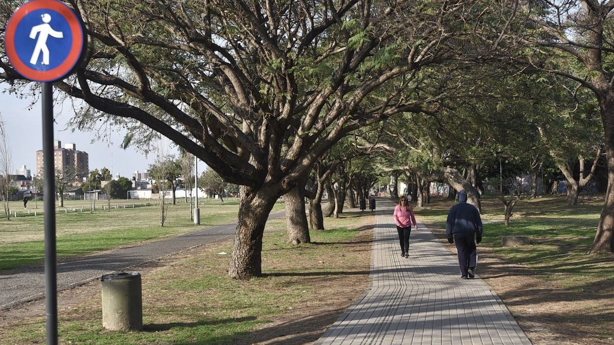 El intendente de Santa Fe fue asaltado mientras realizaba ejercicios en la costanera de Santo Tomé (Foto Emilio Jatón).