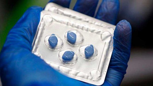 Insólito: en un geriátrico un abuelo pintaba pastillas de azul y las vendía como viagra