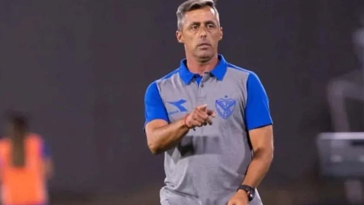 Un entrenador de la reserva de Vélez sufrió un infarto y murió cuando lo llevaban al hospital