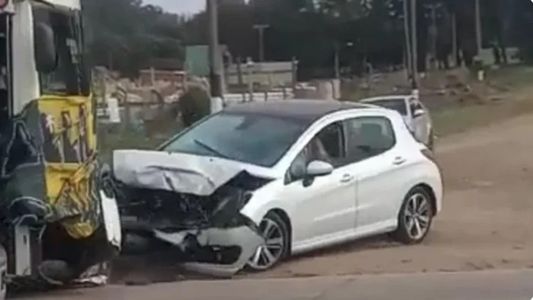 Video | El impactante accidente de un micro con hinchas de Aldosivi: chocó un auto, dejó cuatro heridos y escapó