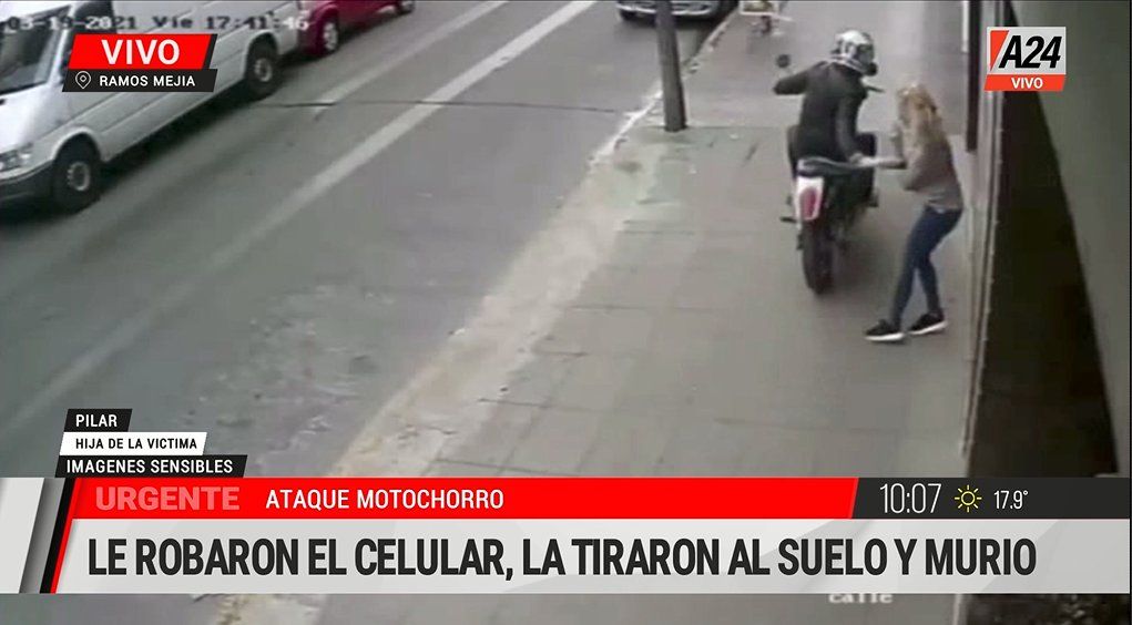 Ataque motochorro: en las imágenes de una cámara de seguridad se puede ver cómo la mujer es arrastrada unos metros y se golpea al caer.