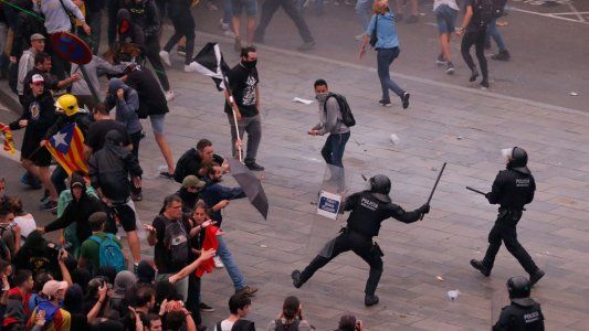 Revueltas y disturbios en Barcelona por la condena a los independentistas