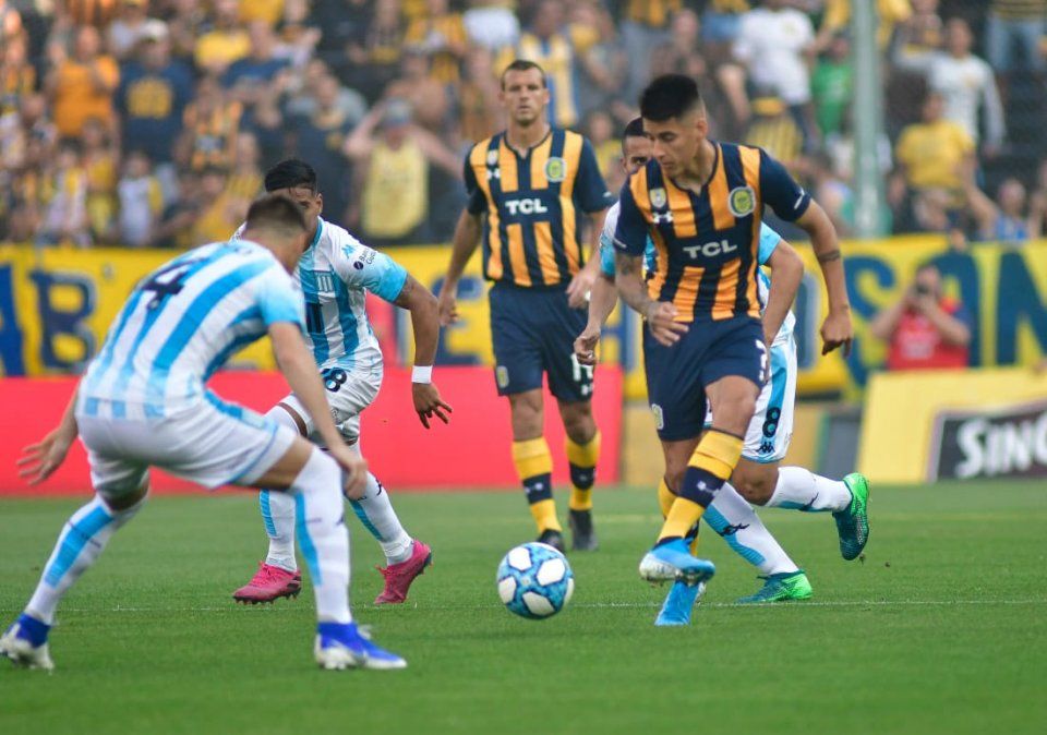Racing se salvó de milagro ante Rosario Central y logró un empate 1-1 en Arroyito
