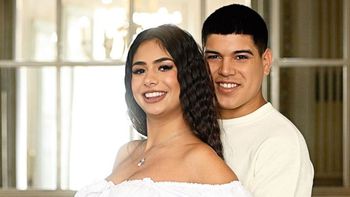 daniela celis enternecio las redes con una produccion especial de fotos: en familia