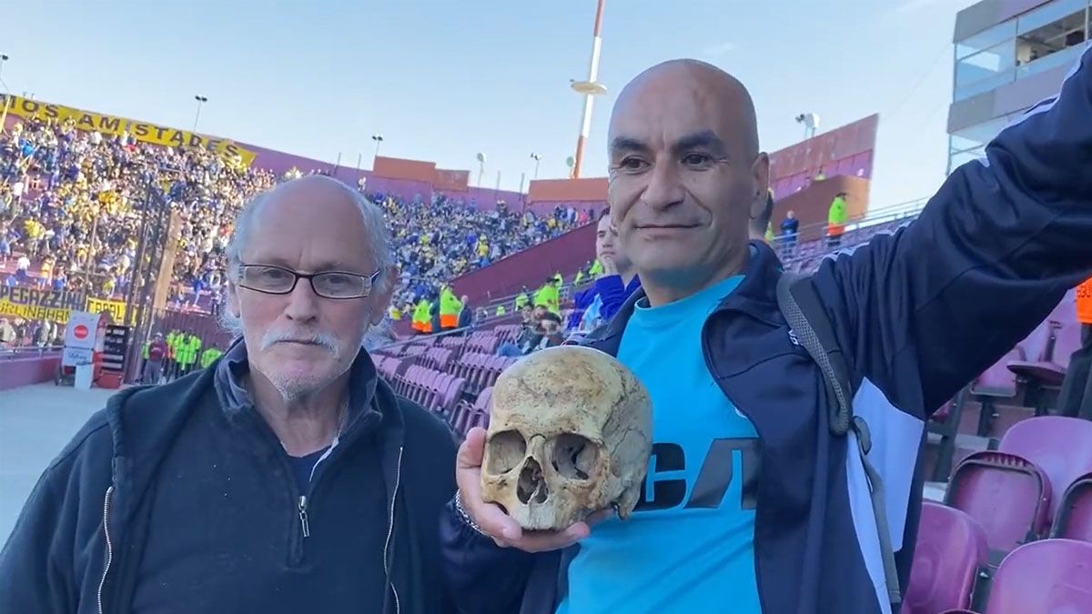Un hincha de Racing llevó el cráneo de su abuelo a la semifinal con Boca: Él quería estar acá