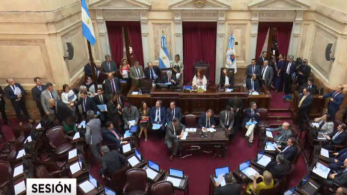 Con reparos opositores, hubo dictamen para la deuda y mañana se discute en el recinto