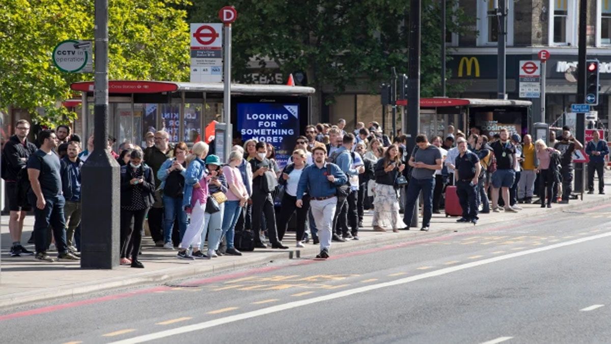 Colas interminables en Londres para intentar tomar un colectivo (Gentileza The Guardian)
