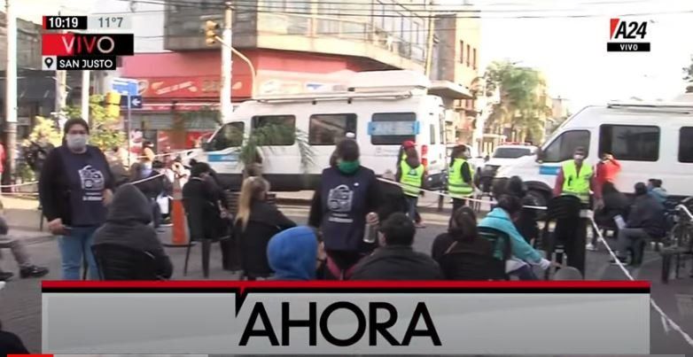 Peatonal repleta de sillas para realizar trámites del ANSES en San Justo