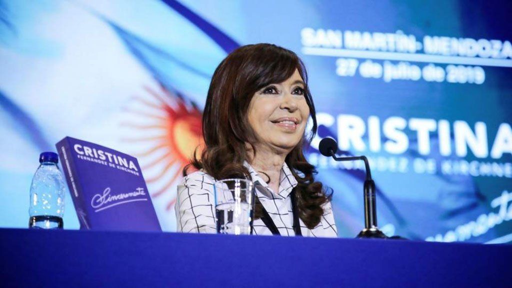 Cristina Kirchner regresó de Cuba tras visitar a su hija y retoma las actividades de campaña