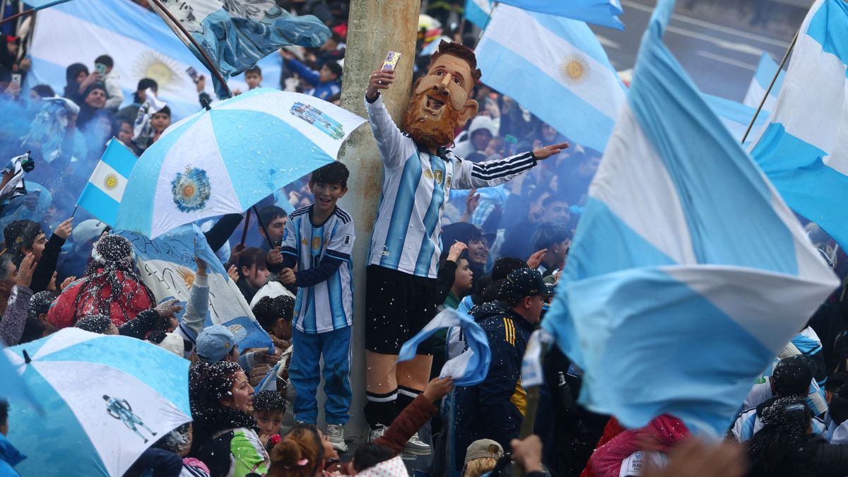 Cientos de personas se acercaron a las inmediaciones del predio de la AFA en Ezeiza para recibir al seleccionado argentino. (Foto: Reuters)