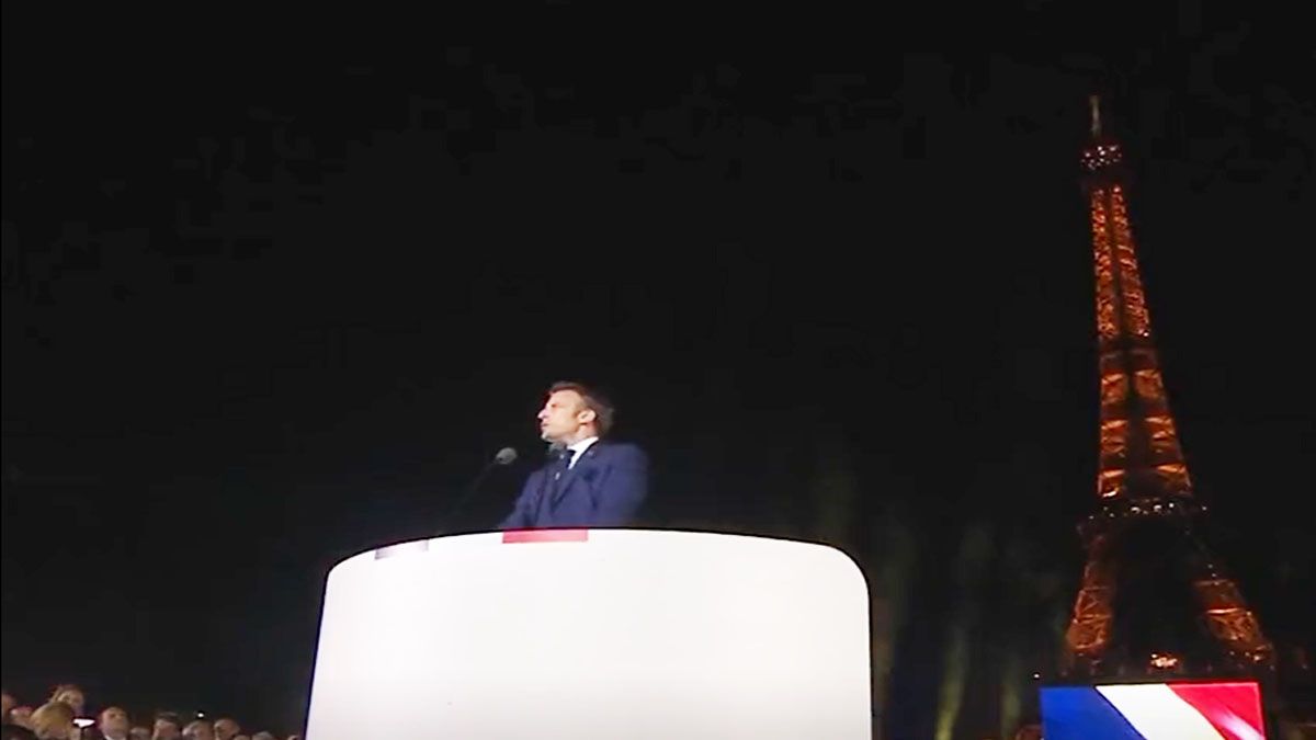 Emmanuel Macrón celebra el triunfo al pie de la torre Eiffel (Foto: Cuenta de Twitter de Emmanuel Macron)