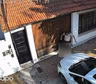 Acariciaba a un gato en la calle y segundos después protagonizó una escena que indigna: el video