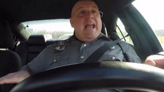 El policía que canta en su patrullero como Taylor Swift ya tiene 20 millones de visitas
