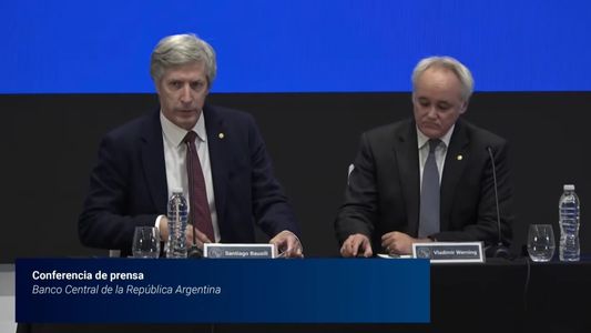 Mientras el Central no prevé levantar el cepo a las empresas, el Gobierno espera un waiver del FMI