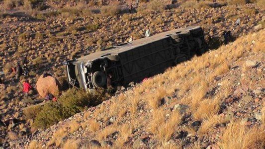 Desbarrancó un colectivo en Mendoza y murieron tres personas