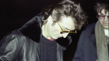 Revelan las escalofriantes confesiones del asesino de John Lennon