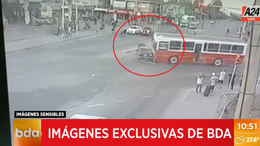 ¡Está en rojo!: salían de trabajar de un boliche y filmaron su propio choque contra un micro escolar