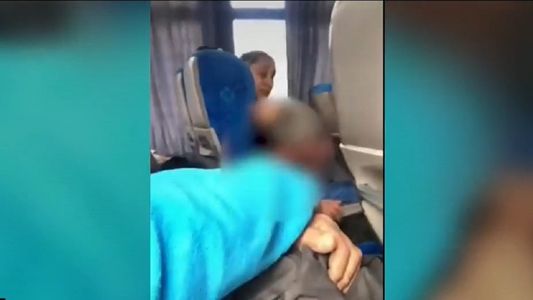 El aberrante video de maltrato a un nene de 9 años en un colectivo de la línea 57: ¡Dale, matame!