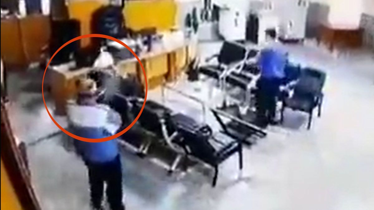 El momento en que un guardia de seguridad de un banco, asesina al ayatollah Ab&aacute;s Ali Soleimani (Foto: Im&aacute;gen de cuenta de Twitter de Soran Kateri)