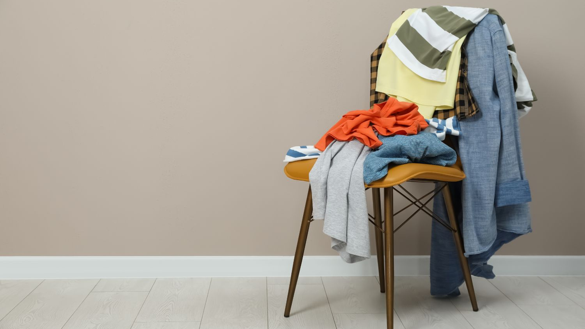Qué significa acumular a menudo ropa en la silla