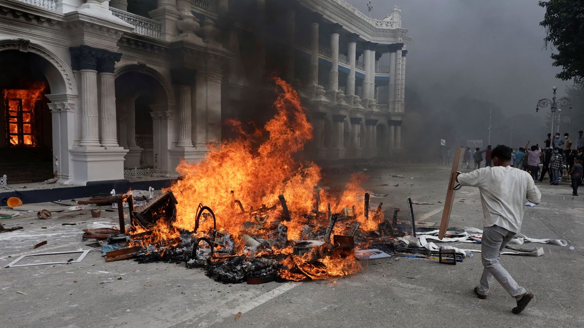 El parlamento y la casa del Primer Ministro, incendiadas por las protestas en Nepal. (Foto:Reuters)