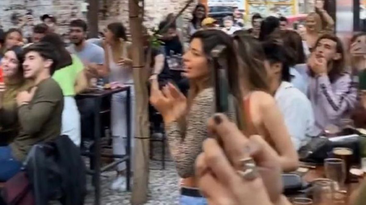 El músico Damián Córdoba dio un recital en un bar de la capital cordobesa en medio de las restricciones por el Covid-19.