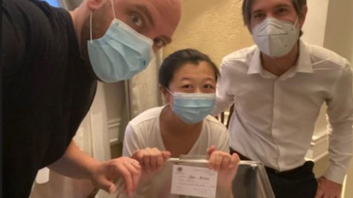 Karina Gao junto a su marido y Teo,  su bebé recién nacido, tras superar un complicado coronavirus. 
