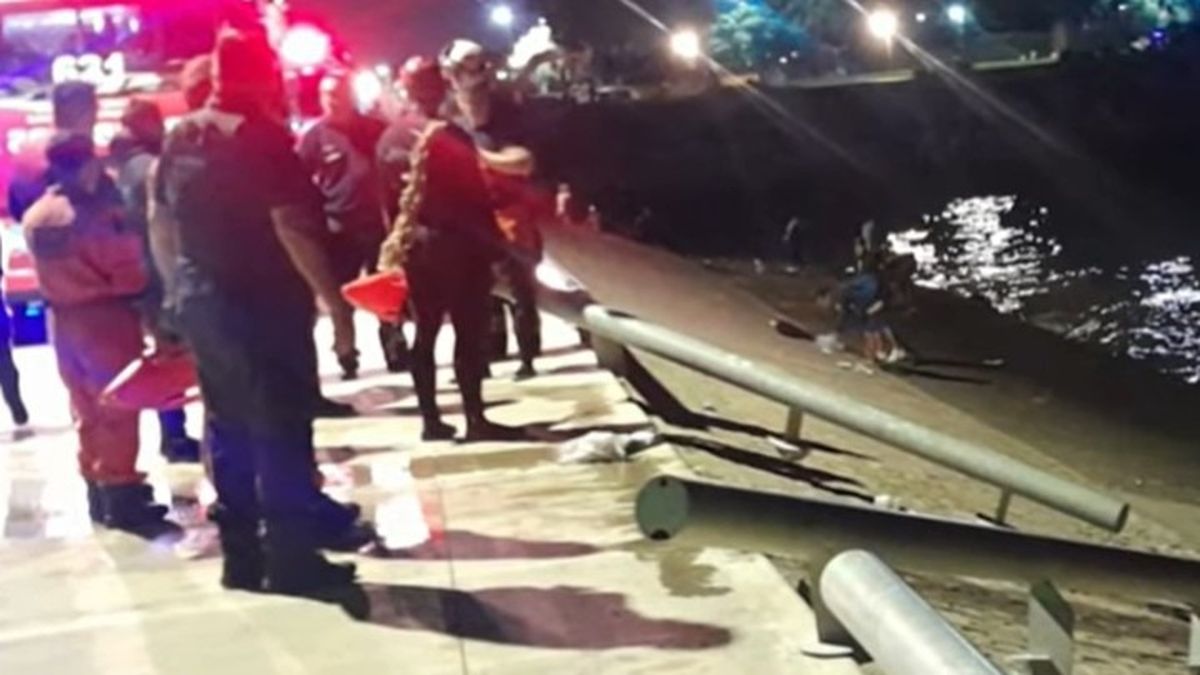 Video: una mujer perdió el control de su camioneta y cayó al Río de la Plata junto a su hija