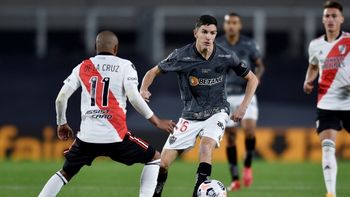 Nacho Fernández, protagonista contra River: gol para ganar y expulsado por un patadón