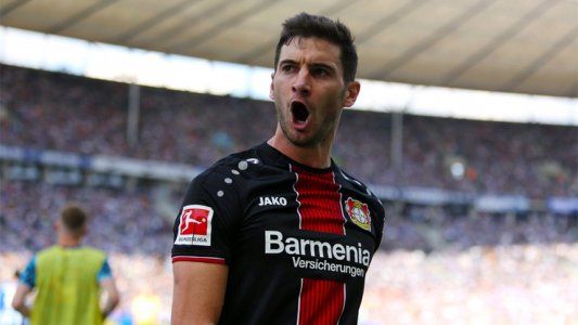 Alario marcó su primer triplete en la Bundesliga y metió a Bayer Leverkusen en la Champions League