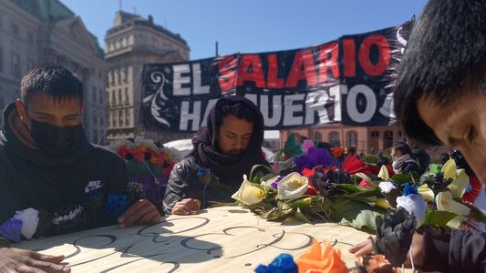 Agrupaciones de izquierda marcharon a la Plaza de Mayo para declarar la muerte del salario