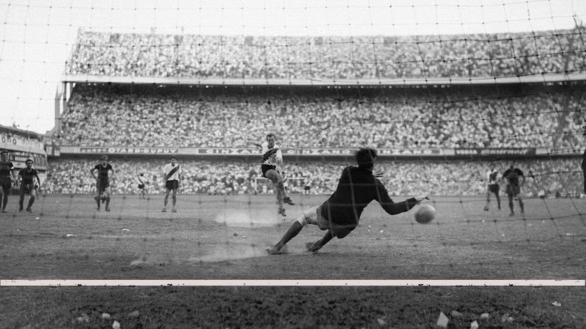 Bombonera, diciembre de 1962. Roma se adelanta varios metros y le ataja un penal a Delem, delantero de River. Gracias a eso, Boca sale campeón. No había 