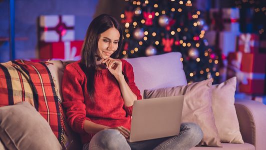 3 de cada 4 personas planea realizar compras híbridas para Navidad