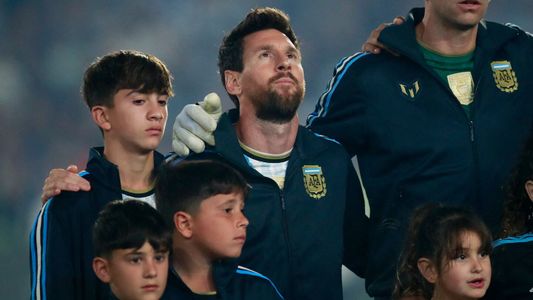 La última arenga y la salida de Lionel Messi con sus hijos en su despedida