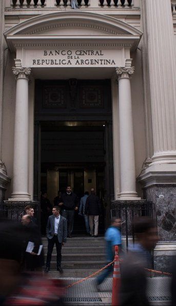 Cambio de estrategia: el BCRA podrá intervenir en el mercado para contener al dólar aunque esté fuera de la banda cambiaria  acordada con el FMI