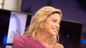 Justina Bustos revolucionó a todos con su look: sin corpiño y con transparencias