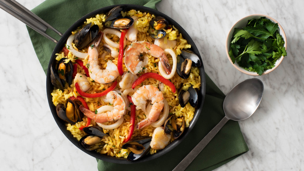 Receta de PAELLA DE MARISCOS: la variante de un plato tradicional que se parte