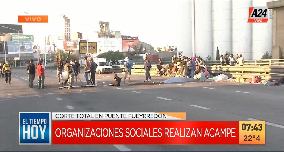 El corte encabezado por La Nueva Alternativa en ambas manos del Puente Pueyrredón fue en reclamo de ayuda social y alimentos para comedores.