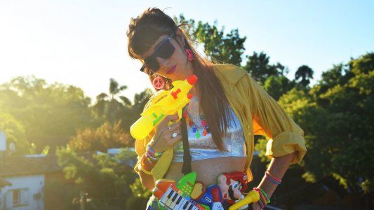 De chica rompía juguetes y hoy hace música con Furbys