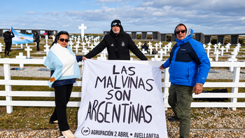 Las Malvinas son argentinas: la réplica de la bandera de la Selección que llegó a las Islas