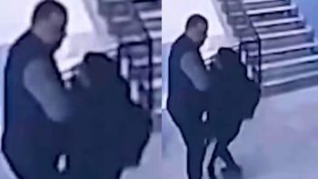 Horror en un colegio: el video de cómo un director tiró por las escaleras a un alumno de 13 años